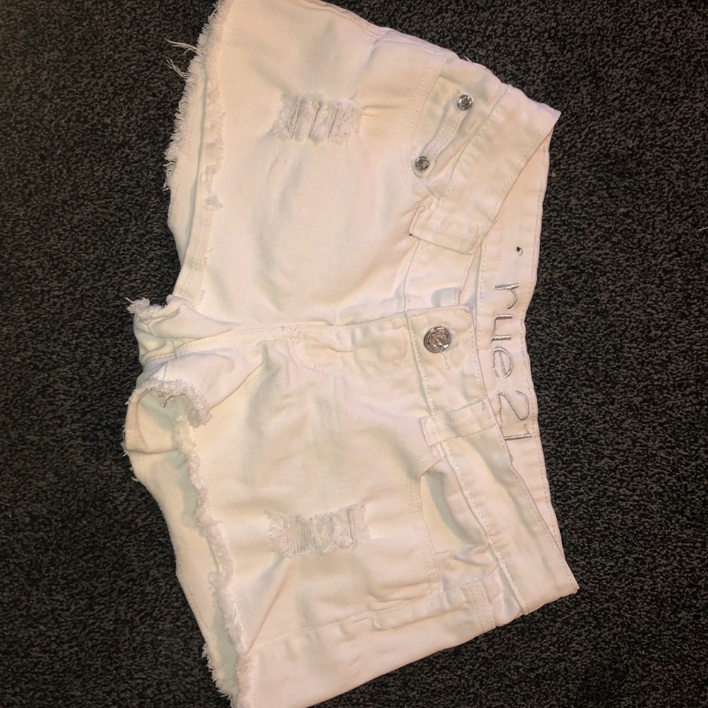 Cool white shorts!